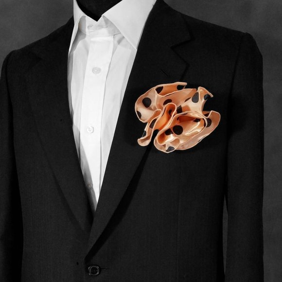 NEW 2-in-1 Black Dot on Peach Pouf Round Pocket Square - Picture 1 of 6